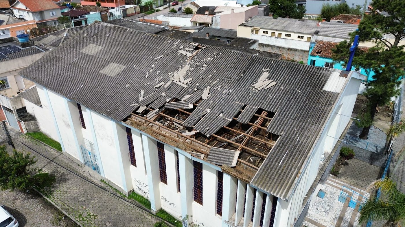 Vista aérea do telhado do Santuário com um grande rasgo aberto e o madeiramento exposto